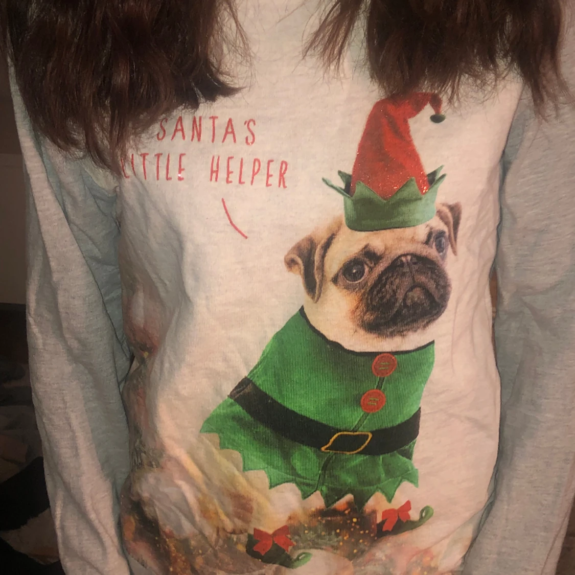 En vit tröja med en hund och står en text