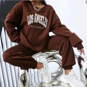 Sweatshirt + mjukis  - Ett brunt mjukisset 