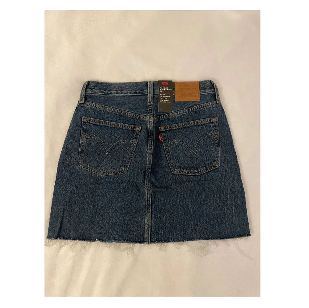 Säljer min oanvända Levi’s jeanskjol då den är för stor på mig, den är helt ny och har kvar alla lappar.  Köpt för 649kr  Pris kan diskuteras!. Kjolar.