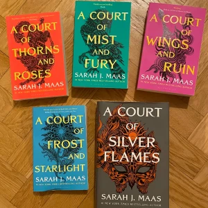 acotar av sarah j.maas - hela acotar serien på engelska. Endast dom två sista böckerna är lästa men fortfarande i bra skick!