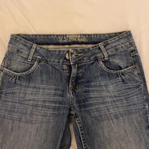 Lågmidjade jeans - Säljer världens snyggaste jeans för dom tyvärr var för stora för mig, vet inte vad de är för storlek men måttet tvärs över midjan är 40cm och innerbenslängden är 80cm❤️