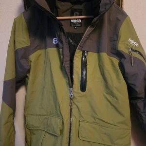Skidjacka - Fin skidjacka från 8848 med liftkortsficka, snölås i midjan och tejpade sömmar. Använd ca två sportlovsveckor