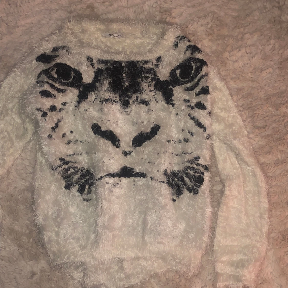 En flugit tröja som är svart och vit  - 90