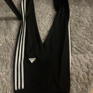 Tränings byxor Adidas - Väldigt fina träningsbyxor, har använt dom ganska mycket men har inte skråmor eller så, säljer dom för dom har blivit för små OBS: Såg ingen storlek, men är tillför 11/12 åringar, behövde fylla i nån storlek där men ja👍🏻