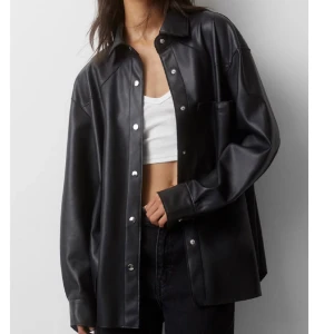 Brun läder skjorta  - Pull&Bear Brun läder skjorta i storlek S, oanvänd. Mocka insidan