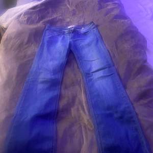 Säljer dessa skit snygga Low waist jeans. Inga bilder på då de är för små för mig🥰