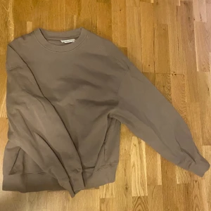 Beige Sweatshirt från Hm, Herrmodell - Jag säljer min Hm sweatshirt i storlek M (herrstorlek). Den köptes förra året men har inte kommit till användning, den har använts fåtal gånger☺️
