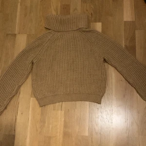 Beige polo tjocktröja - Fin polo tjocktröja, perfekt till vintern men funkar också till andra årstider! Den är stickad och har aldrig använt den här, den har bara legat i min garderob länge. Fin, skön gillar den väldigt mycket men är för liten. Om ni undrar något hör av er💕
