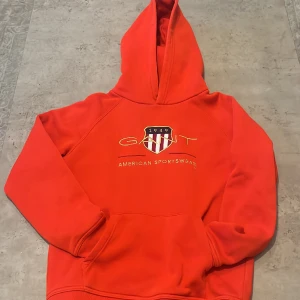 Hoodie Gant - Nästan som ny röd Gant hoodie. En liten fläck finns på vänster ärmen som knappt syns. 