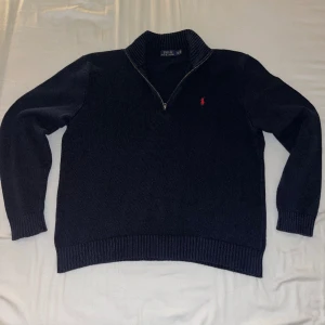 Ralph Lauren Quarter Zip - Ralph Lauren Stickad Quarter Zip. Ralph Lauren Quarter zip som knappt är använd. Extremt bra kvalitet och extremt snygg design perfekt för alla säsonger och stilar. Äkta såklart & plagget är storlek Xl men sitter som L. Hör gärna av er med eget bud!