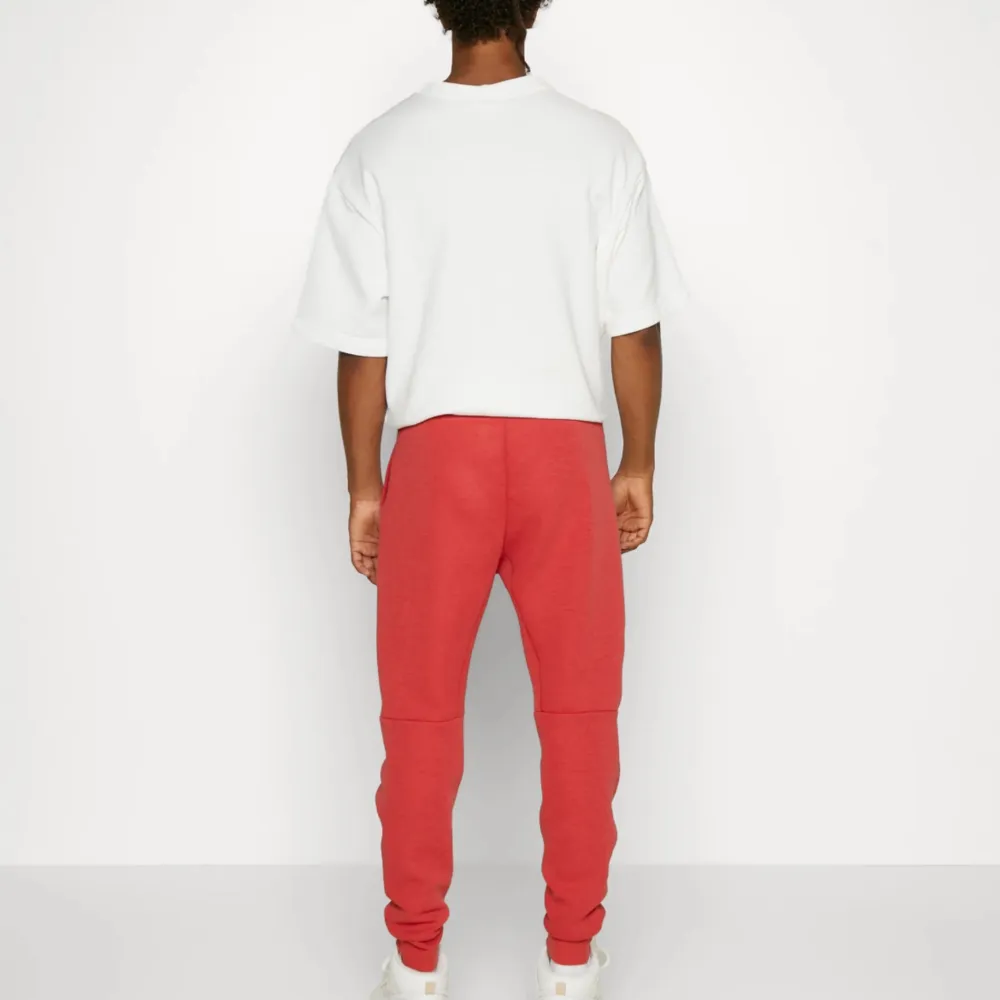 Röda tech fleece byxor(låndade bilder)fråga för fler bilder❤️köper står för frakt pris,”gamla” modellen hitta inga bilder form hemsidan. Jeans & Byxor.