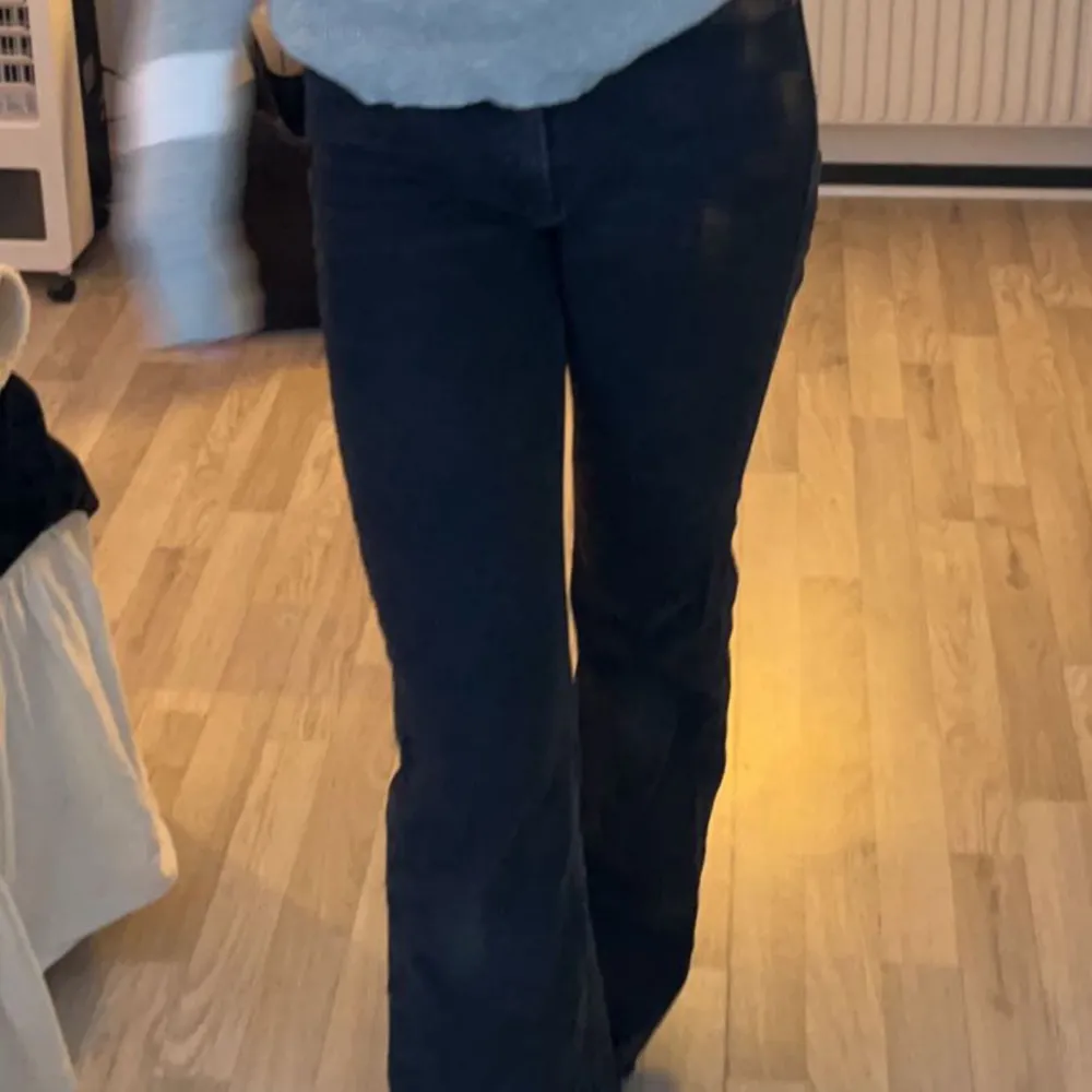 Svarta bootcut/flare jeans från h&m. Jag har spretat upp slutet av byxorna för att de skulle bli längre.. Jeans & Byxor.
