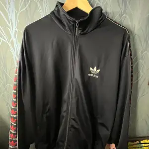 Tvärtung adidas fleece i polyester. Ej använd av mig men köpt begagnat. Plagget är i topp kond, prima kvalite Priset är ej ristat i sten🏰🧙‍♂️ Hör av dig om du undrar nått