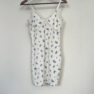 Klänning  - Fin klänning från H&M i storlek S  Katt finns i hemmet 