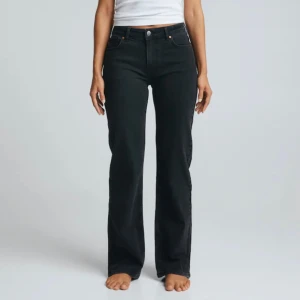 Svarta mid wide jeans  - Svarta mid wide 980 jeans från bikbok i storlek 29/32 Nypris 700kr Köpta i november 2023 så inte hunnit använda dem så mycket, säljs då jag har flera svarta jeans