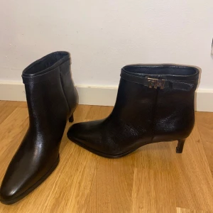 Snygga boots med liten klack - Stövletter med liten klack från Tommy Hilfiger. Knappt använda. Storlek 36 1/2 men skulle säga att den även skulle kunna passa en med stl 37.