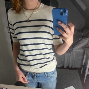 Stickad t-shirt - Säljer denna skit snygga stickade toppen som är i jätte bra skick!!🤩🤩 Är i storlek L men jag har vanligtvis S🥰🥰