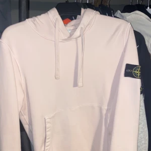 Stone Island Hoodie - Stone Island hoodie  Sparsamt använd Skick 8.5/10 Storlek S Vanlig fit Finns i Skurup Kan fraktas över hela landet