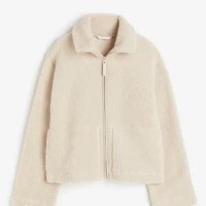 Teddy jacka - Säljer denna populära ljusbeigea koftan från H&M som är extremt sällsynt. Man kan även använda den som en jacka! Den är i nyskick och har prislapp kvar. Skriv för fler bilder/vid intresse. DEN FINNS KVAR EFTERSOM HON SOM VANN BUDGIVNINGEN ÅNGRA SIG💕