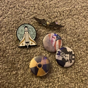 Ellie williams tlou pins - Skit skygga pins som ellie har på ryggan (tlou)