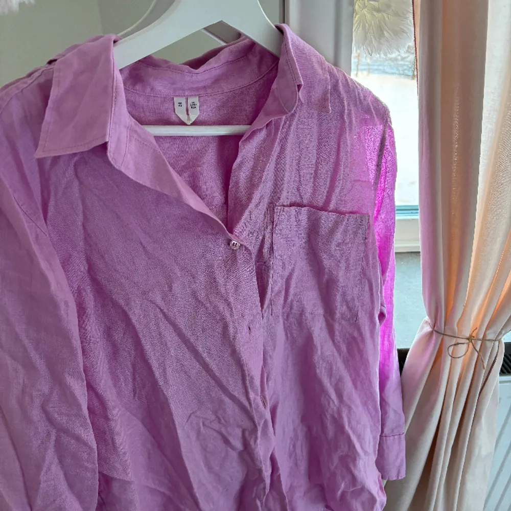 En rosa linneskjorta från arket, helt perfekt till våren och sommaren.   Skrynklig pga endast legat i garderoben och inte kommit till användning. . Skjortor.