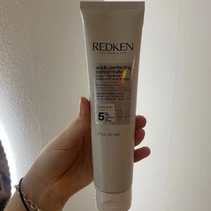 Redken Leave-In Treatment - Denna Leave-in behandling hjälper till att reparera styrka av alla typer av skadat hår.  Hårkrämen skyddar även mot värme upp till 230 grader☺️ Vill ni veta mer är det bara att höra av sig!🌸   Använd 2 gånger!
