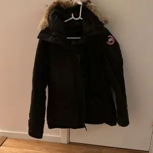 Äkta Canada goose jacka. Jackan är sliten därav detta pris.