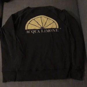acqua limone tröja - Säljer en acqua limone tröja i helt okej skick. Ny pris 1100 mitt pris 350. Kan gå ner i pris vi snabb affär. Size Xs sitter mer som M/S, Skriv bara om du vill ha mer bilder✌🏼