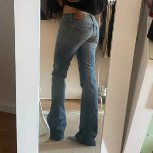 Säljer dessa sjukt snygga lågmidjade jeans då dem tycärr är för små för mig! Dem är helt nya och oanvända!💕