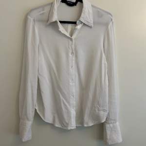 🤍🤍Super fin vit skjorta från Gina. Den är super skön och passar till allt 🤍🤍