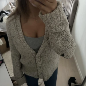 Stickad kofta - Superfin stickad kofta med stjärnor på armbågarna, 200 kr + frakt 💕💕 Storlek 4 står de men sitter såhär på mig som har 36 vanligtvis 