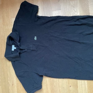 Lacost pike - En riktigt fräsch lacost pike i fint skick säljs pågrund av att den är för liten