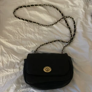 Väska - Fin väska som är hyfsat rymlig