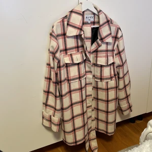 Kappa - Supersöt rosa-rutig kappa. Har enligt mig en perfekt längd och har ett matchande band att knyta i midjan 🦋