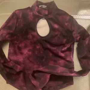 Topp - Lila HM top storlek S. I väldigt bra skick och endast använd 3 ggr. Är tight så kan även passa personer med storlek XS. 