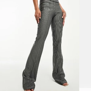 RandigaKostymbyxor🖤 - Jättefina konstymbyxor som är vit/grå randiga, säljer pga försmå 🫶🏻 Aldrig använda, nypris 459:- 