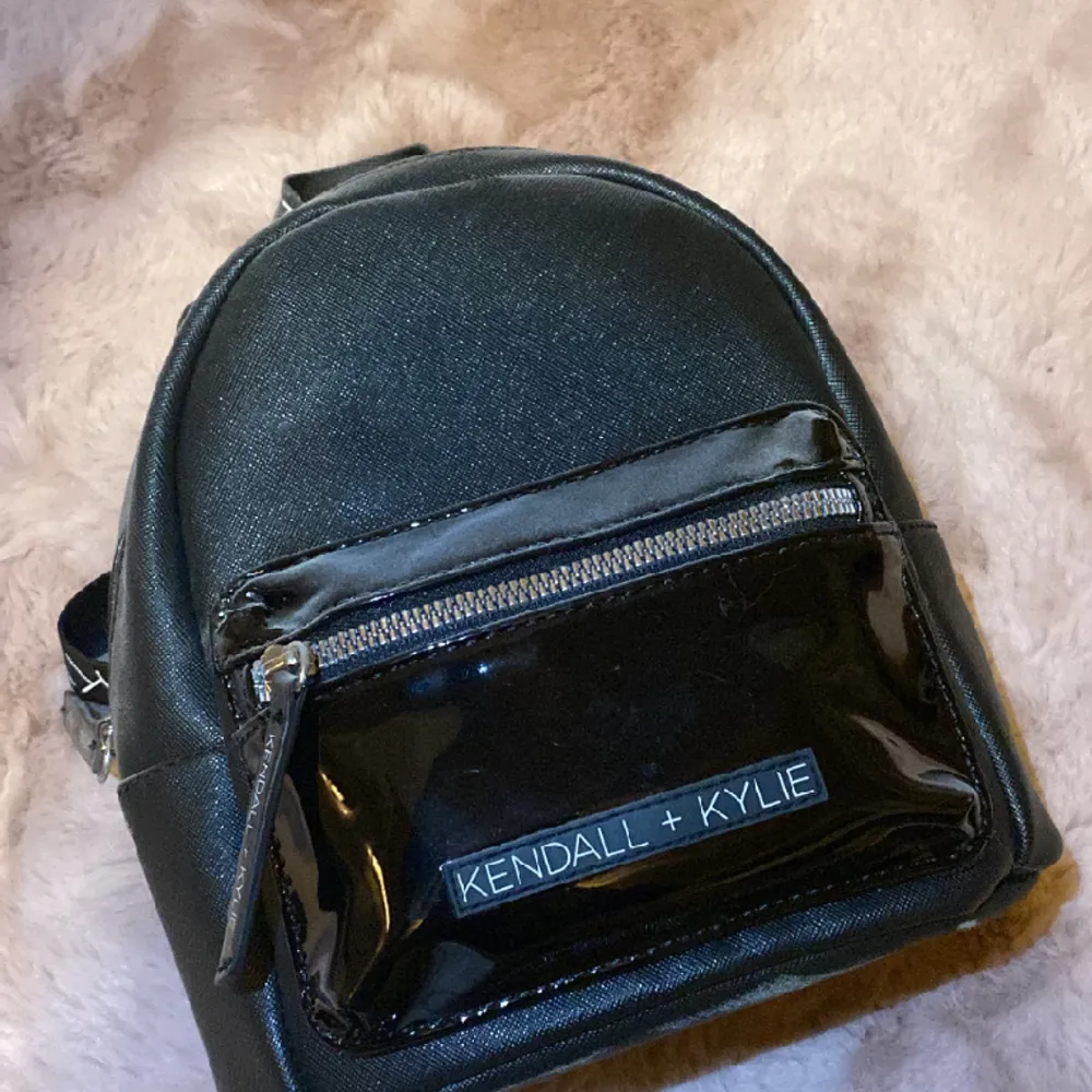 En fin liten ryggsäck som det står Kylie + Kendall på. Den har inga skador och är aldrig använd. Säljer då den aldrig har kommit till användning.. Väskor.