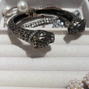 Leopard armband - Jättegulligt leopard armband, tyvär ingen aning om materialet🤍