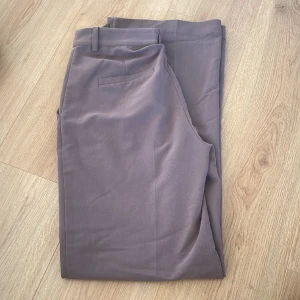 Kostymbyxor - Superfina lila/bruna kostymbyxor från NAKD som tyvärr inte kommer till använding