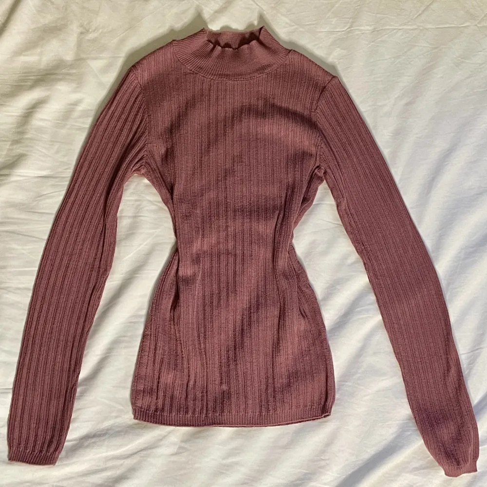 En jättefin rosa polokrage tröja som formar sig efter kroppen!✨ Använd några gånger🌱 Köpt från London!💚. Toppar.