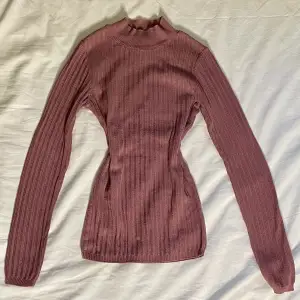 En jättefin rosa polokrage tröja som formar sig efter kroppen!✨ Använd några gånger🌱 Köpt från London!💚