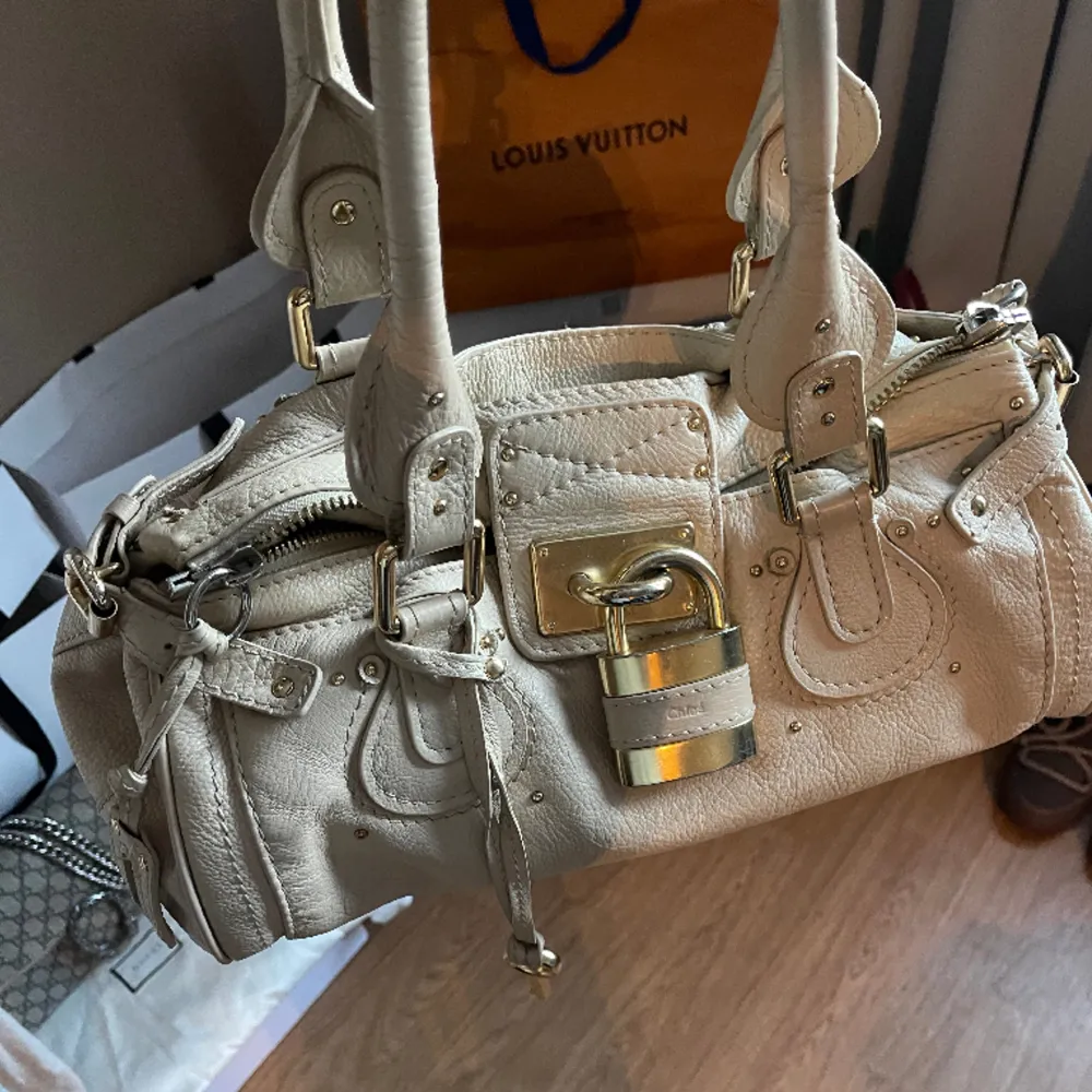 Säljer nu min otroligt fina Chloé Paddington väska i en beige färg! Skicket är jättebra och jag knappt använt den💓. Väskor.