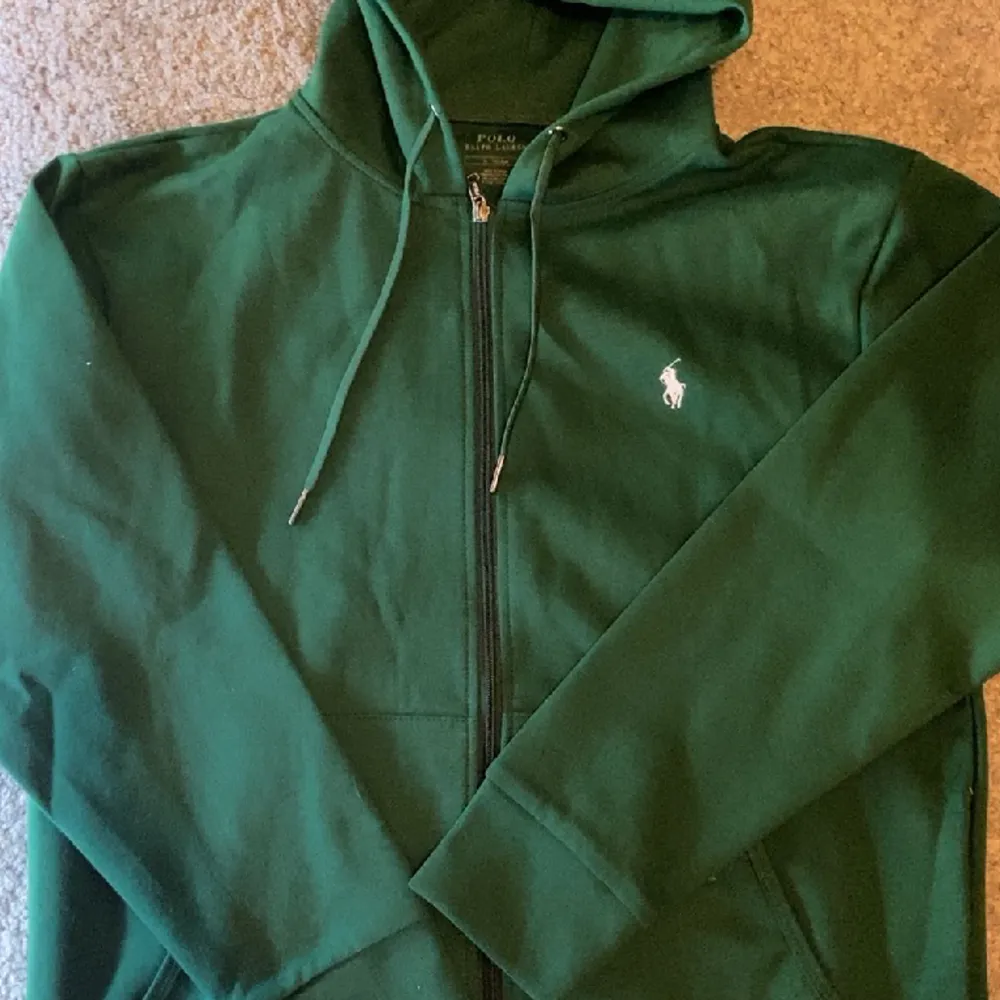 Säljer mina två Ralph lauren zip hoodies i storlek M. Den blåa är använd ett fåtal gånger och den gröna är aldrig använd.  En för 500kr och båda för 800kr.  Fraktar bara. Hoodies.