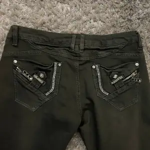 Säljer de här ascoola vintage low waisted jeansen som tyvärr är för små för mig, därför kan jag inte ta kort med de på. Står size 30 inuti de men de är små i storleken. De är raka i benen☺️ Midjemått: ca 40cm rakt över Innerbenslängd: ca 77-80 cm