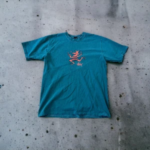 STÜSSY JESTER TEE - Storlek L, 2020