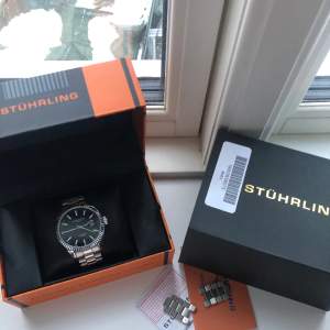 Säljer nu denna helt nya klocka från det tyska märket stürhling💫  42mm🌟Allt og✅ Rek. Pris är 5500 Kom med bud💸  Skriv vid frågor eller funderingar 