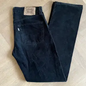 W 32 L 34 Levis jeans i bra skick!  Materialet är tunt Manchester, de har en rak modell och är långa i benen. 