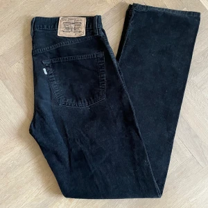 Levis Manchester jeans  - W 32 L 34 Levis jeans i bra skick!  Materialet är tunt Manchester, de har en rak modell och är långa i benen. 