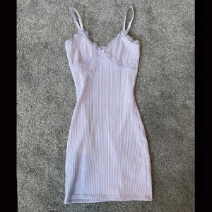 Lila sommarklänning  - Lila tunn sommarklänning, aldrig använd och i bra skick. Köpare står för frakt :) 