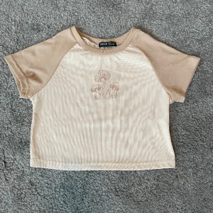 Svamp T-shirt  - Svamp t-shirt, aldrig använd och i bra skick, lent material och mysigt. Köpare står för frakt:) 